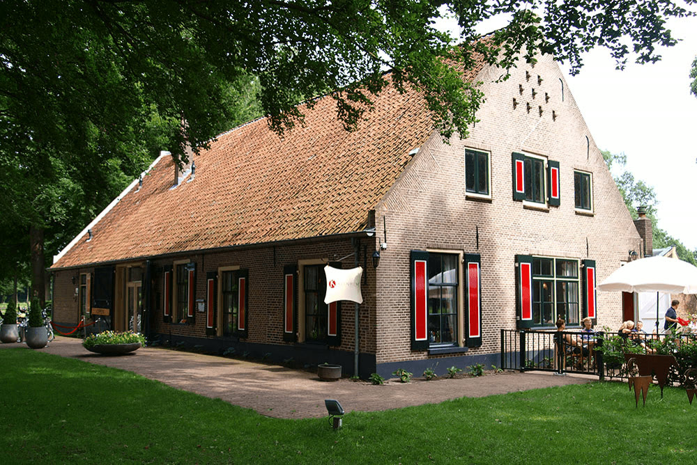 Het terras van de boerderij met parasols in de zon