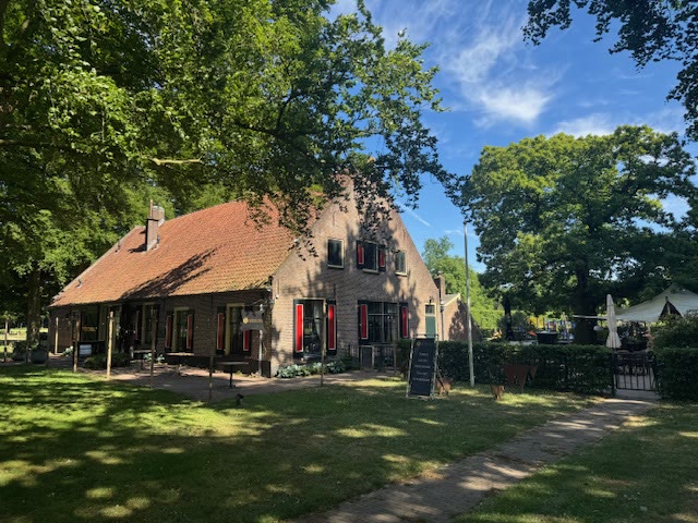 De boerderij in de zomer, gezien vanaf het gazon