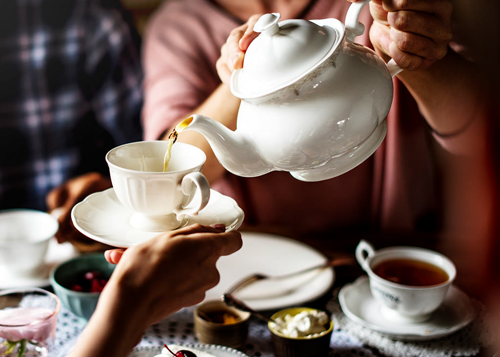 Thee wordt ingeschonken bij een high tea
