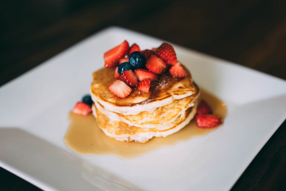 Pannenkoeken met aardbeien en bosbessen