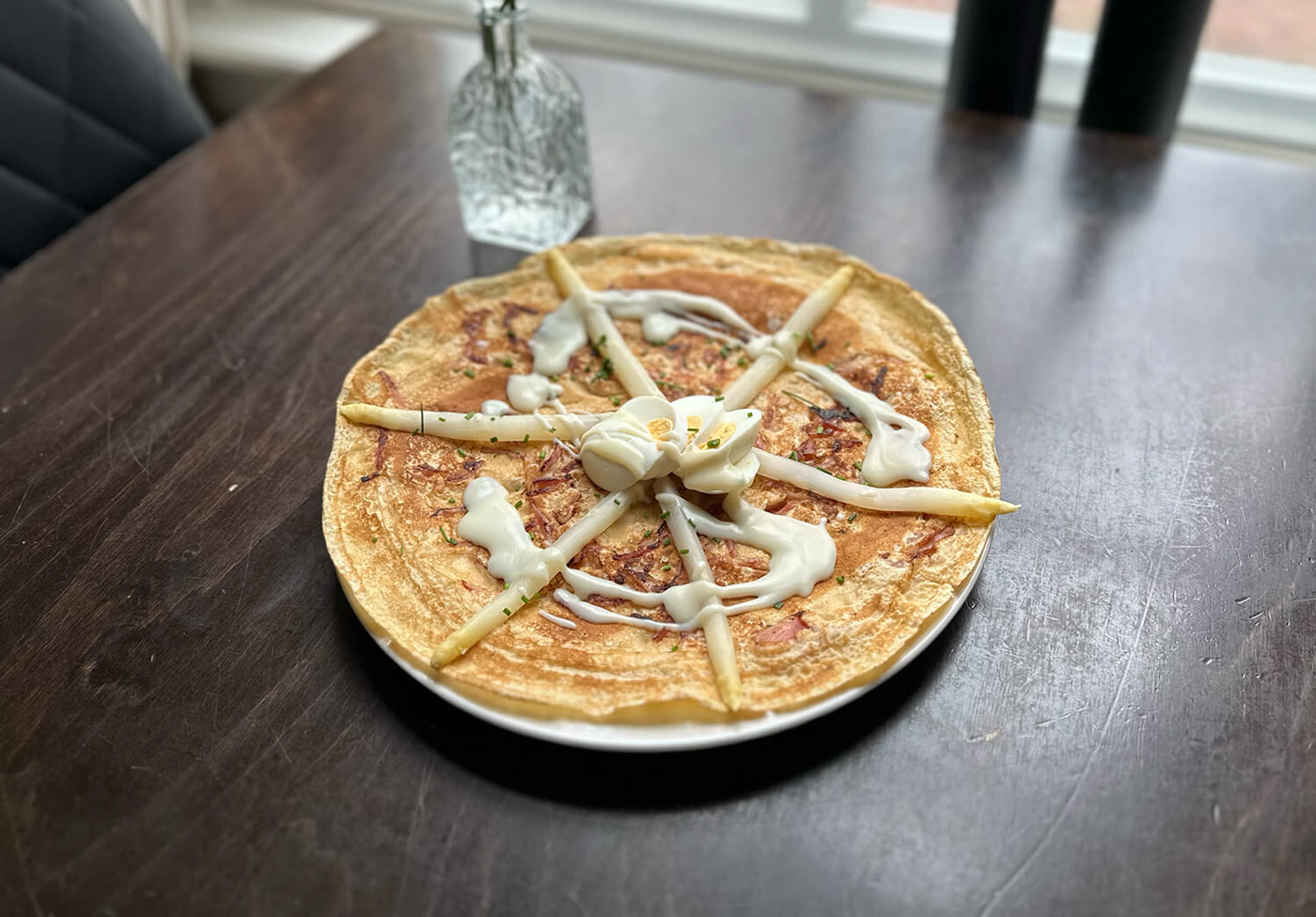 Pannenkoek met asperges, ham, ei en hollandaisesaus
