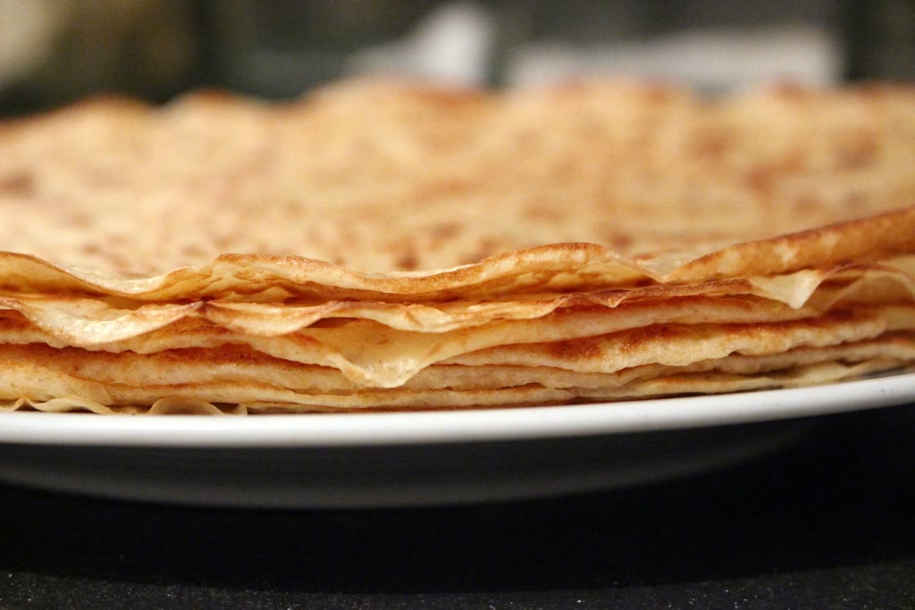 Een hoge stapel vers gebakken pannenkoeken